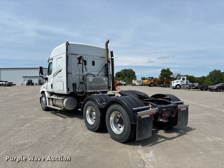 image for item FC1692 2016 Freightliner Cascadia 125 semi truck
