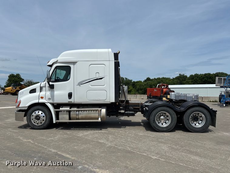image for item FC1692 2016 Freightliner Cascadia 125 semi truck