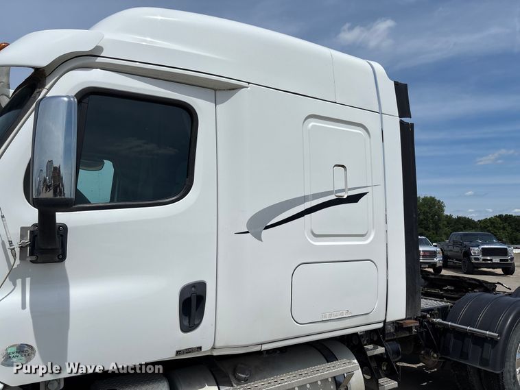 image for item FC1692 2016 Freightliner Cascadia 125 semi truck