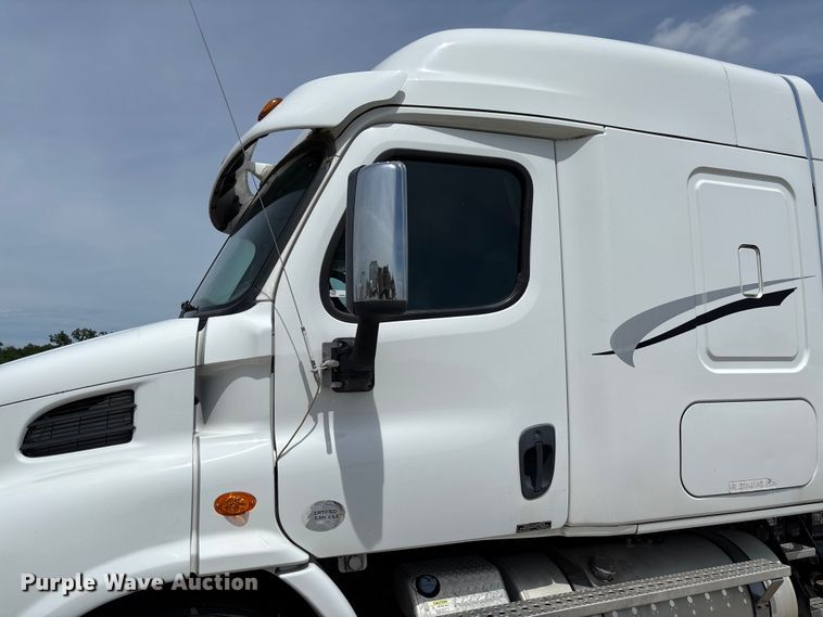 image for item FC1692 2016 Freightliner Cascadia 125 semi truck