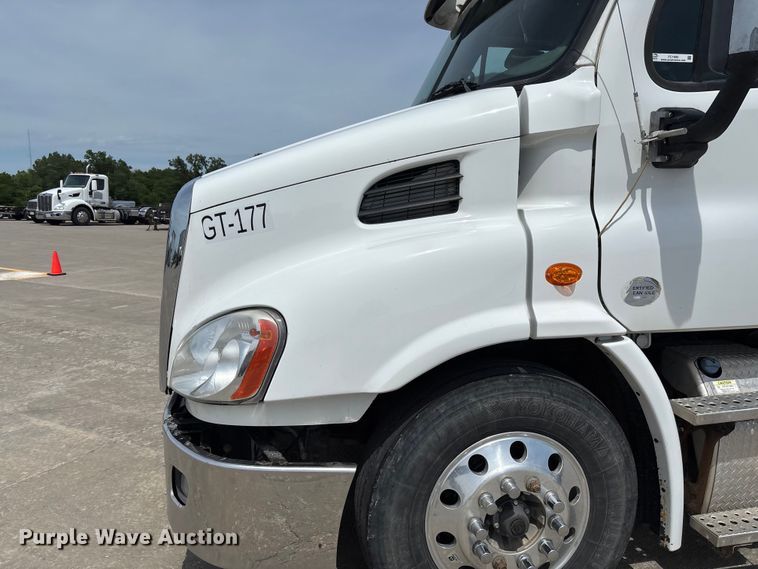 image for item FC1692 2016 Freightliner Cascadia 125 semi truck