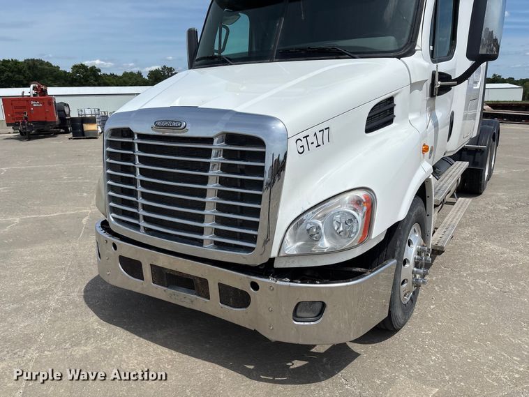 image for item FC1692 2016 Freightliner Cascadia 125 semi truck