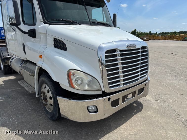 image for item FC1692 2016 Freightliner Cascadia 125 semi truck