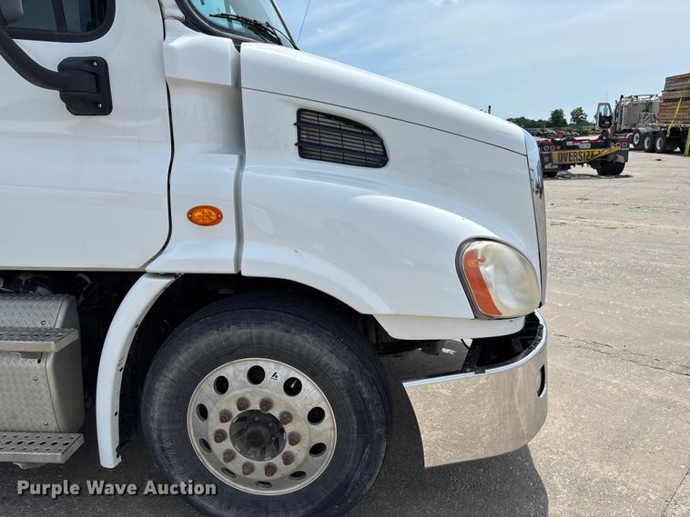 image for item FC1692 2016 Freightliner Cascadia 125 semi truck