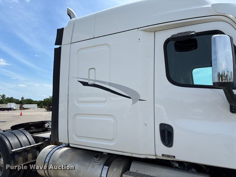 image for item FC1692 2016 Freightliner Cascadia 125 semi truck