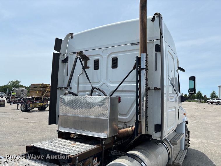 image for item FC1692 2016 Freightliner Cascadia 125 semi truck