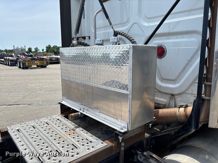 image for item FC1692 2016 Freightliner Cascadia 125 semi truck