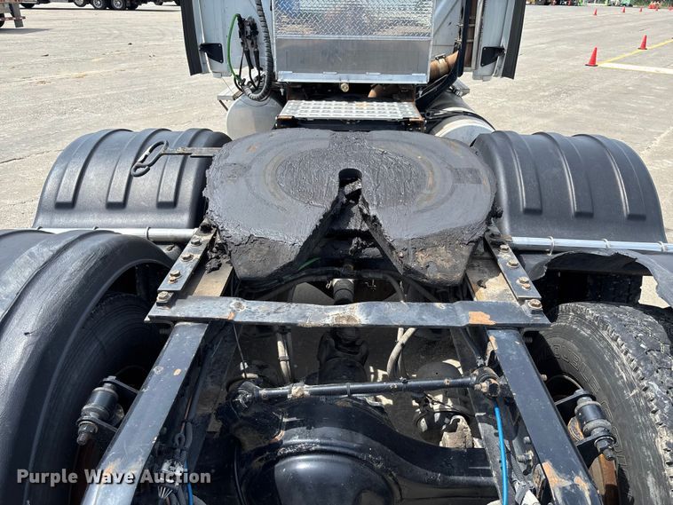 image for item FC1692 2016 Freightliner Cascadia 125 semi truck