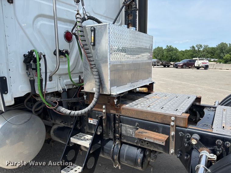 image for item FC1692 2016 Freightliner Cascadia 125 semi truck