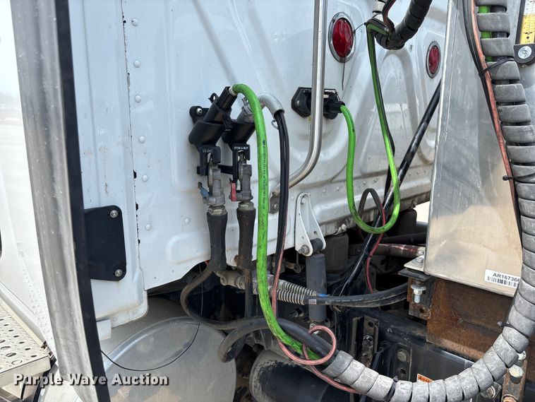 image for item FC1692 2016 Freightliner Cascadia 125 semi truck
