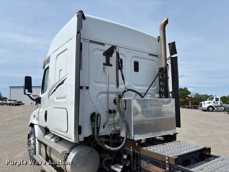 image for item FC1692 2016 Freightliner Cascadia 125 semi truck
