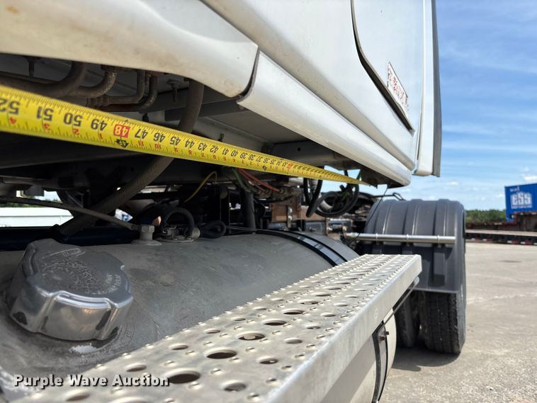 image for item FC1692 2016 Freightliner Cascadia 125 semi truck