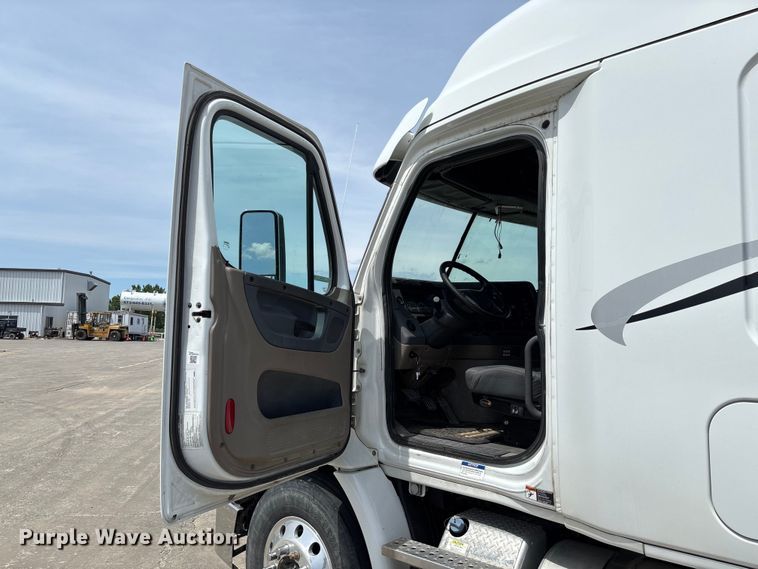image for item FC1692 2016 Freightliner Cascadia 125 semi truck