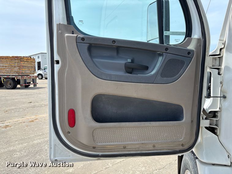 image for item FC1692 2016 Freightliner Cascadia 125 semi truck
