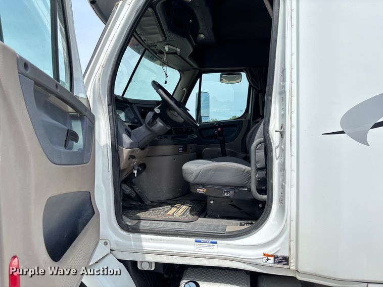 image for item FC1692 2016 Freightliner Cascadia 125 semi truck