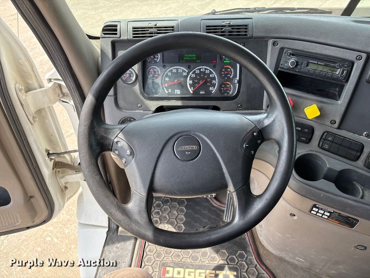 image for item FC1692 2016 Freightliner Cascadia 125 semi truck