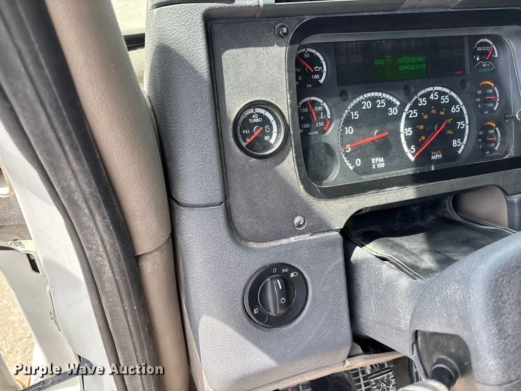 image for item FC1692 2016 Freightliner Cascadia 125 semi truck
