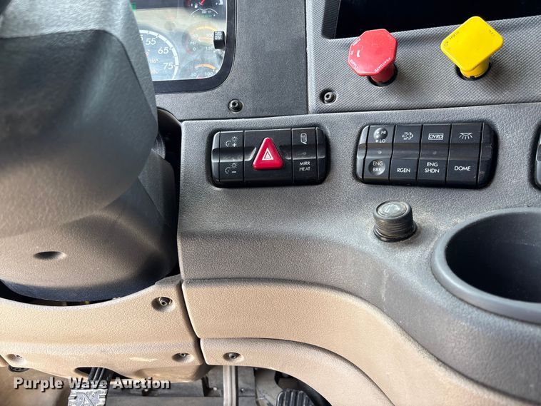image for item FC1692 2016 Freightliner Cascadia 125 semi truck