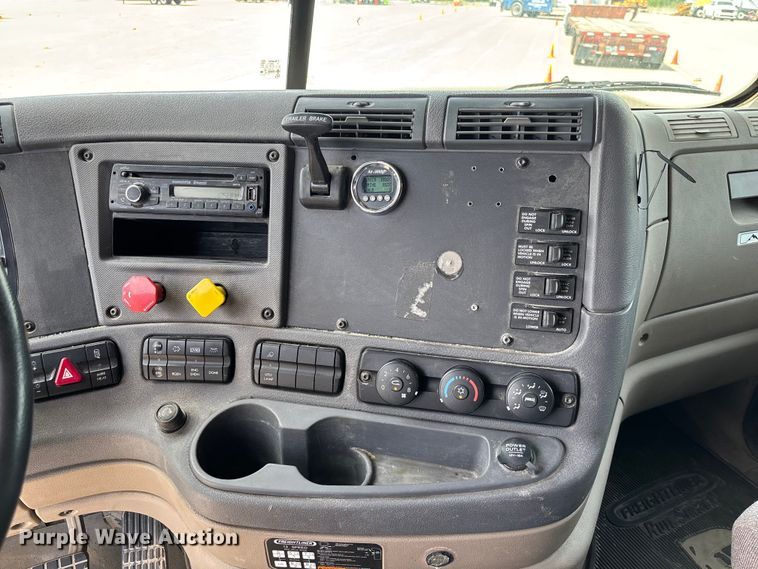 image for item FC1692 2016 Freightliner Cascadia 125 semi truck