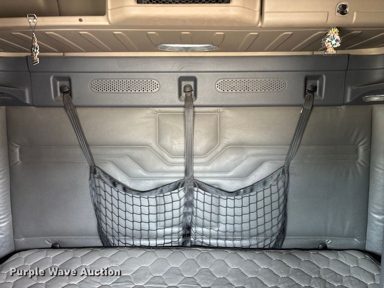 image for item FC1692 2016 Freightliner Cascadia 125 semi truck