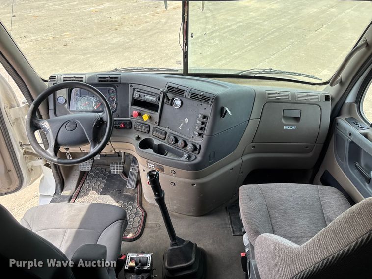 image for item FC1692 2016 Freightliner Cascadia 125 semi truck