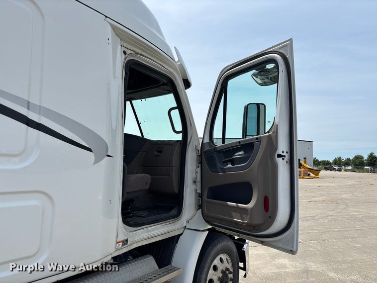 image for item FC1692 2016 Freightliner Cascadia 125 semi truck