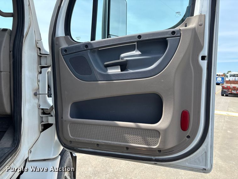 image for item FC1692 2016 Freightliner Cascadia 125 semi truck