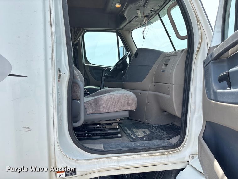 image for item FC1692 2016 Freightliner Cascadia 125 semi truck