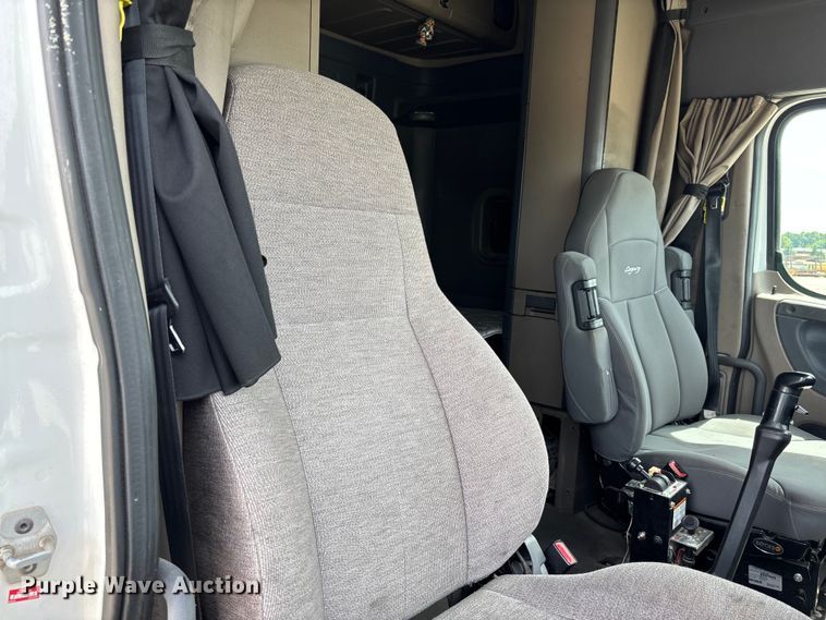 image for item FC1692 2016 Freightliner Cascadia 125 semi truck