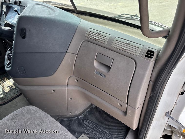 image for item FC1692 2016 Freightliner Cascadia 125 semi truck