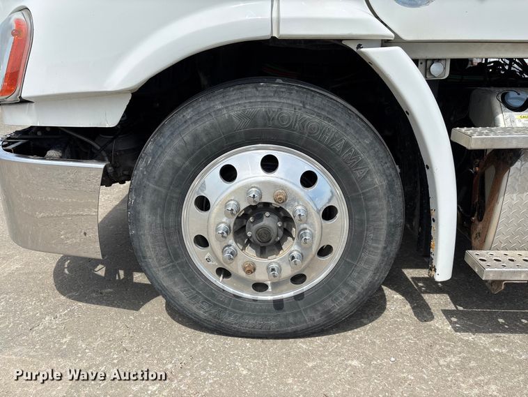 image for item FC1692 2016 Freightliner Cascadia 125 semi truck