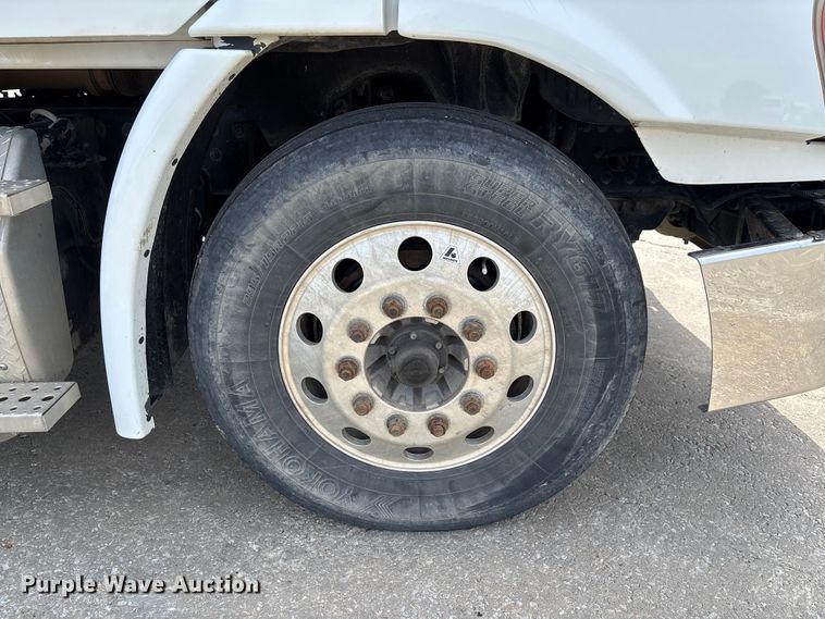image for item FC1692 2016 Freightliner Cascadia 125 semi truck