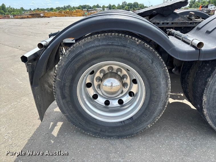 image for item FC1692 2016 Freightliner Cascadia 125 semi truck