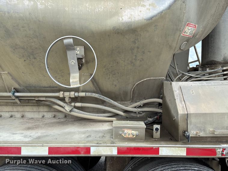image for item FC1727 2018 Pacer AT35LW feed delivery trailer