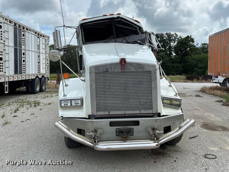 image for item FC1728 2020 Kenworth T800 semi truck
