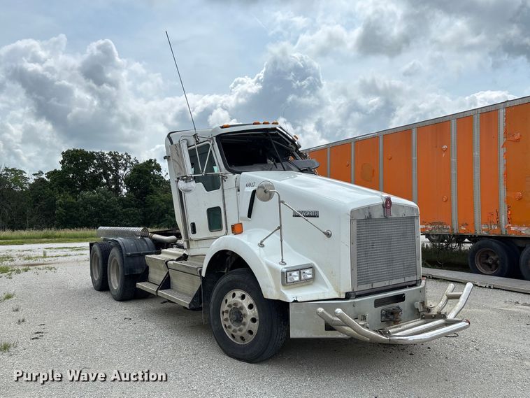 image for item FC1728 2020 Kenworth T800 semi truck