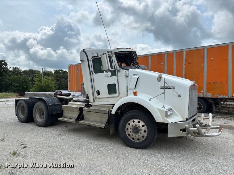 image for item FC1728 2020 Kenworth T800 semi truck