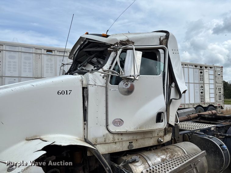 image for item FC1728 2020 Kenworth T800 semi truck
