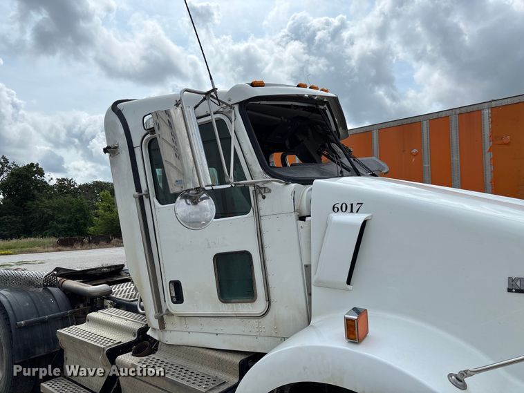 image for item FC1728 2020 Kenworth T800 semi truck
