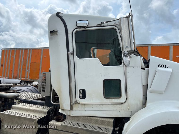 image for item FC1728 2020 Kenworth T800 semi truck