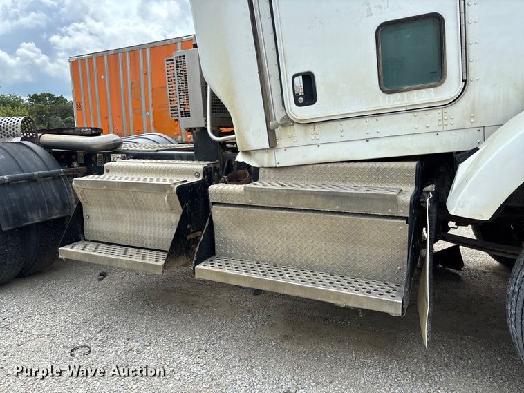 image for item FC1728 2020 Kenworth T800 semi truck