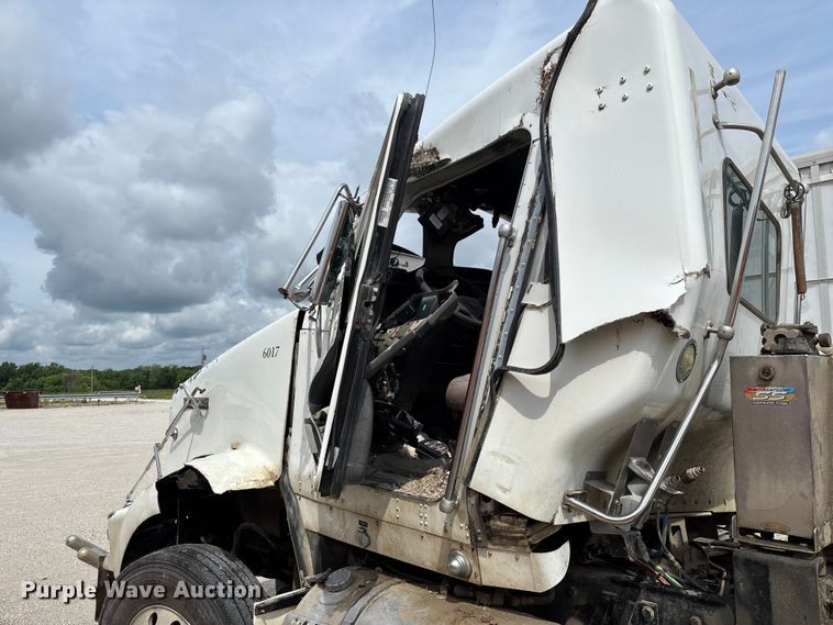 image for item FC1728 2020 Kenworth T800 semi truck