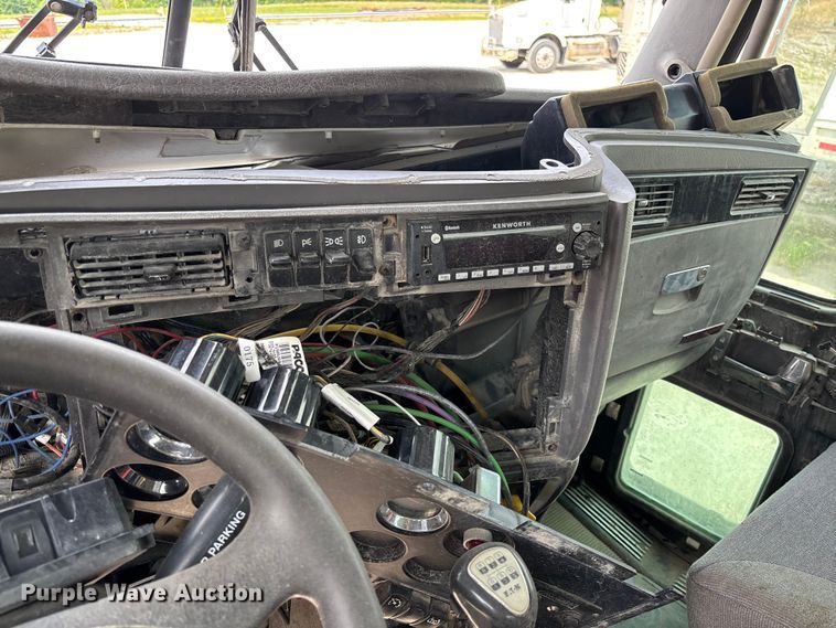 image for item FC1728 2020 Kenworth T800 semi truck