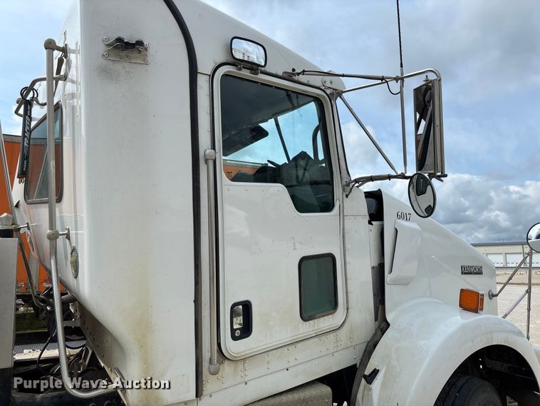 image for item FC1728 2020 Kenworth T800 semi truck