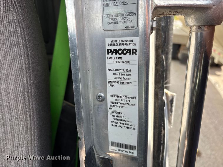 image for item FC1728 2020 Kenworth T800 semi truck
