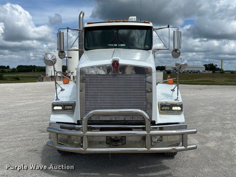 image for item FC1729 2020 Kenworth T800 semi truck