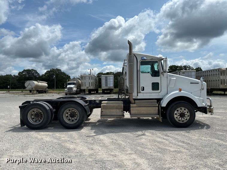 image for item FC1729 2020 Kenworth T800 semi truck