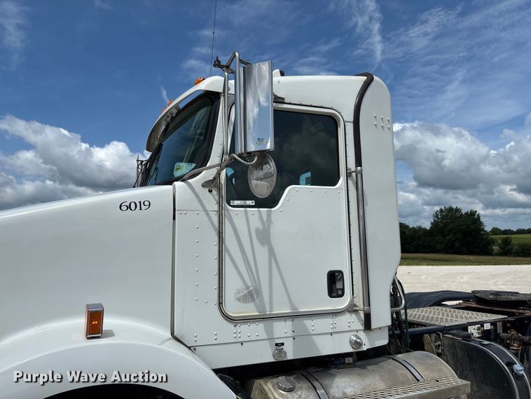 image for item FC1729 2020 Kenworth T800 semi truck