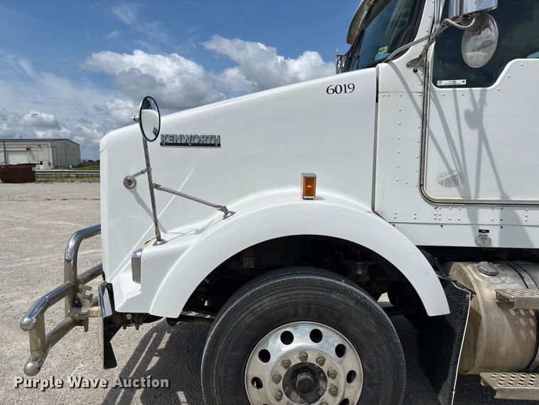 image for item FC1729 2020 Kenworth T800 semi truck