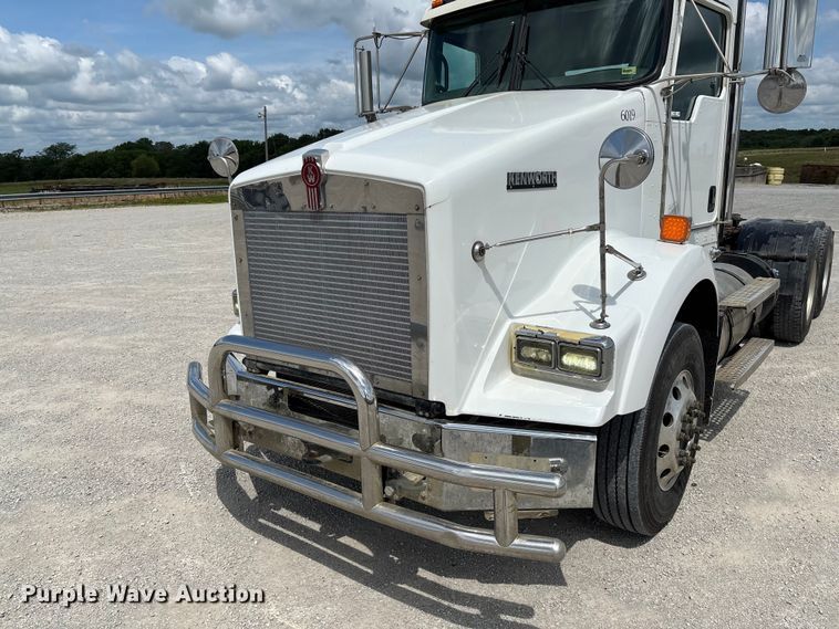 image for item FC1729 2020 Kenworth T800 semi truck